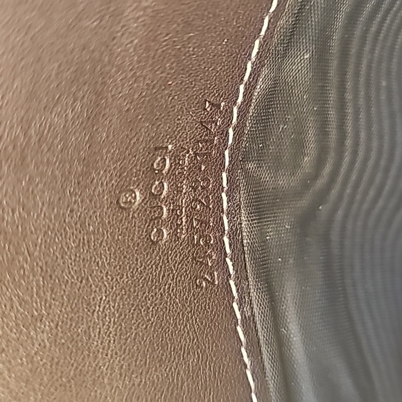 Gucci heart long wallet. Comes with dust bag and chain EUC - Picture 7 of 12